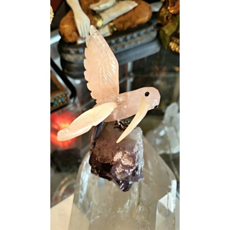 OISEAU SCULPTE DANS LA PIERRE SUR PLAQUE D AMETHYSTE