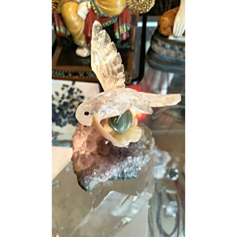 OISEAU SCULPTE DANS LA PIERRE SUR PLAQUE D AMETHYSTE