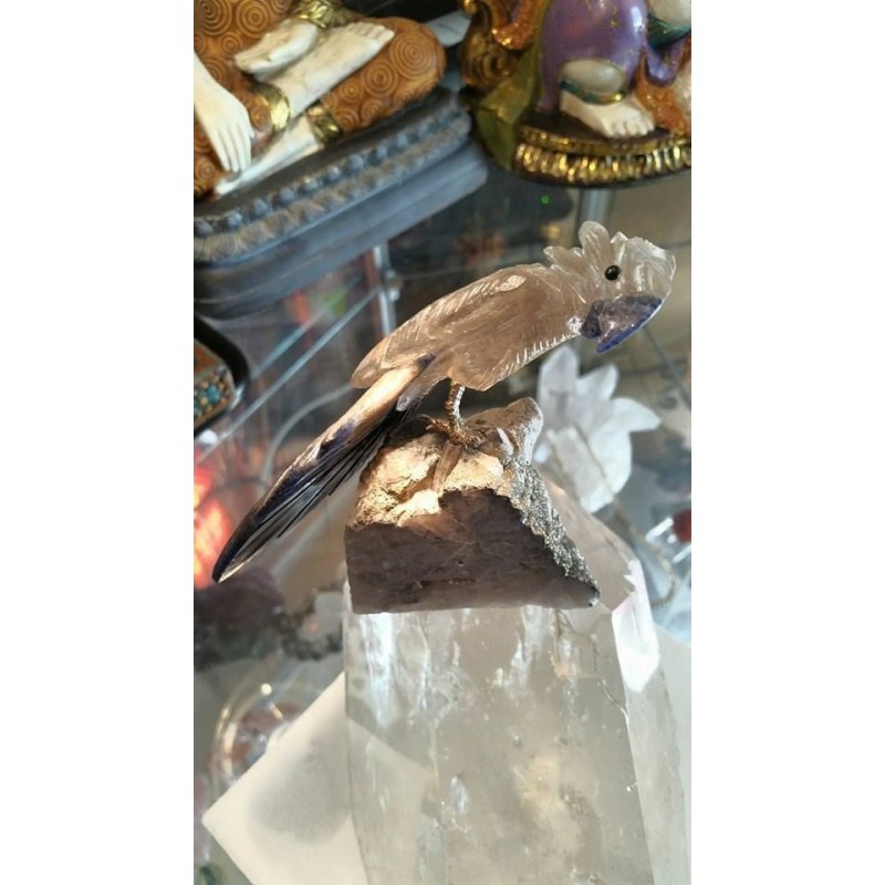 OISEAU SCULPTE DANS LA PIERRE SUR PLAQUE DE QUARTZ ET PYRITE