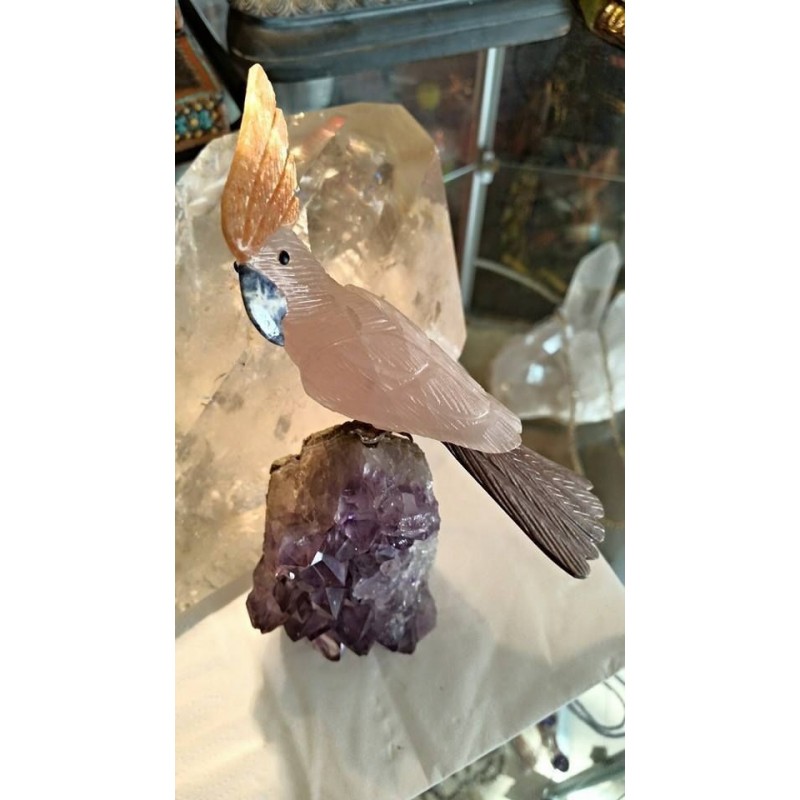 OISEAU SCULPTE DANS LA PIERRE SUR PLAQUE D AMETHYSTE