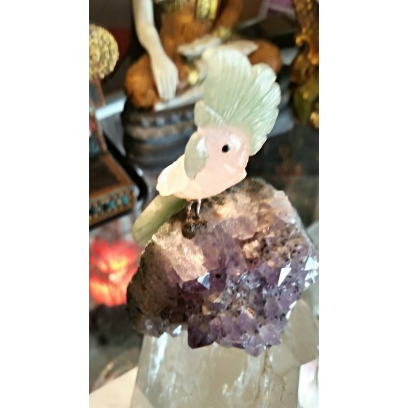 OISEAU SCULPTE DANS LA PIERRE SUR PLAQUE D AMETHYSTE