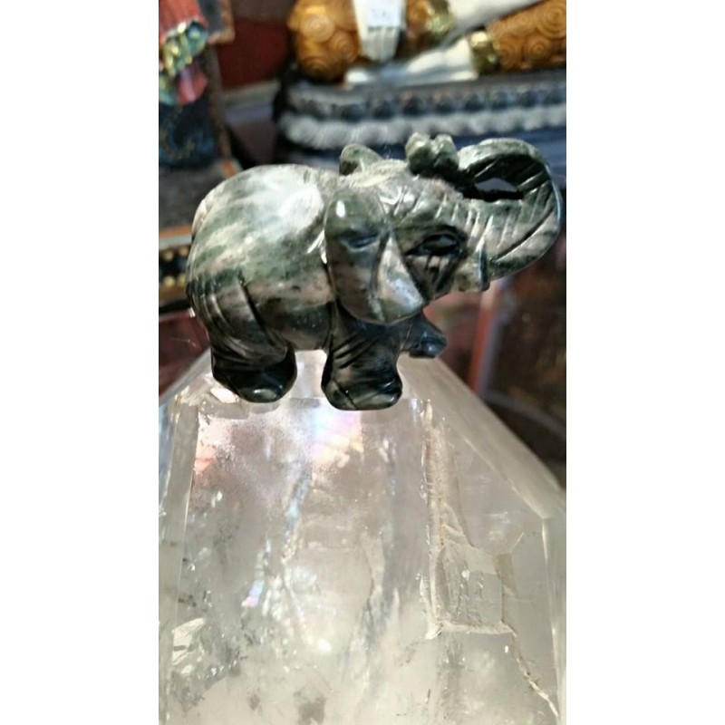 ELEPHANT SCULPTE DANS LA PIERRE CALCITE NOIRE FENG SHUI