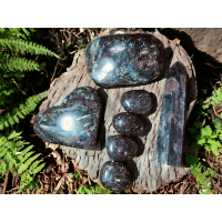 astrophyllite galet, forme libre pierre brute coeur obelisque